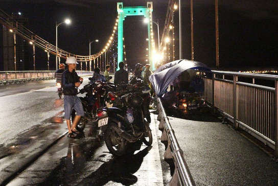 That tinh, nam thanh nien ru them 2 ban nhay cau Thuan Phuoc hinh anh