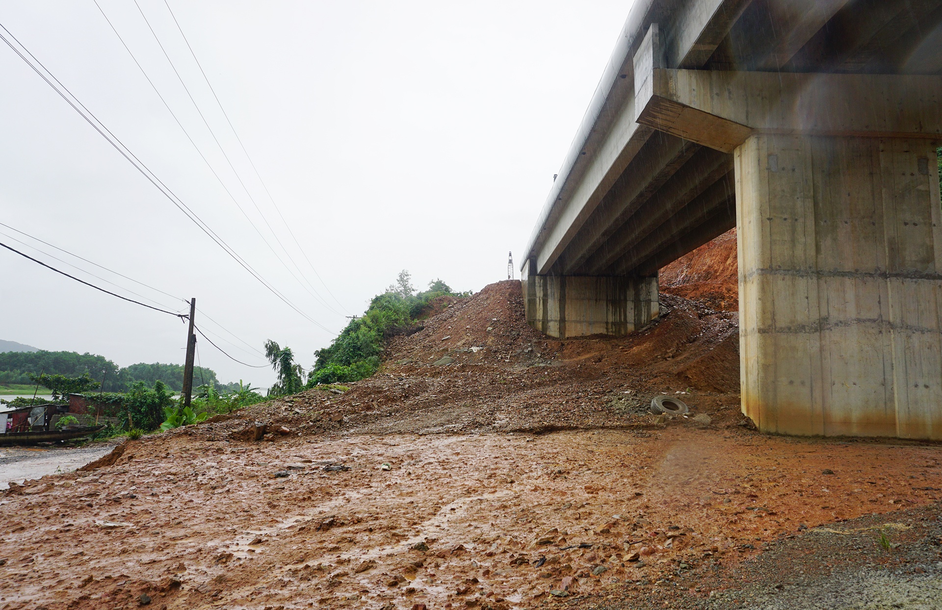 Bun troi vao nha dan tu du an lam duong anh 1
