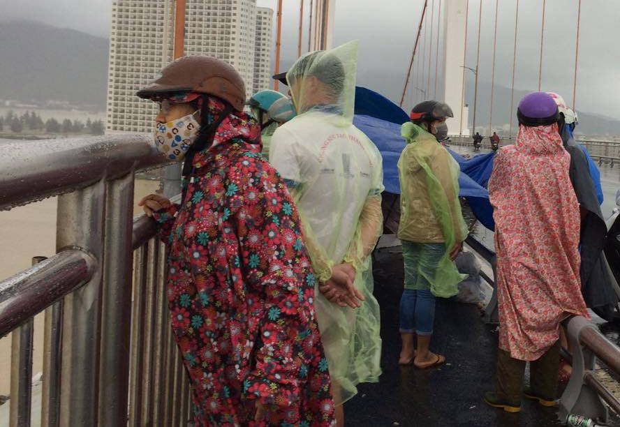 Ba thanh nien nhay cau thuan phuoc anh 1