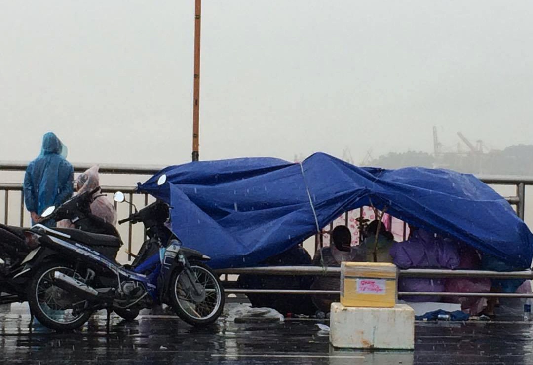 9X nho cham soc con truoc khi nhay cau Thuan Phuoc tu tu cung ban than hinh anh