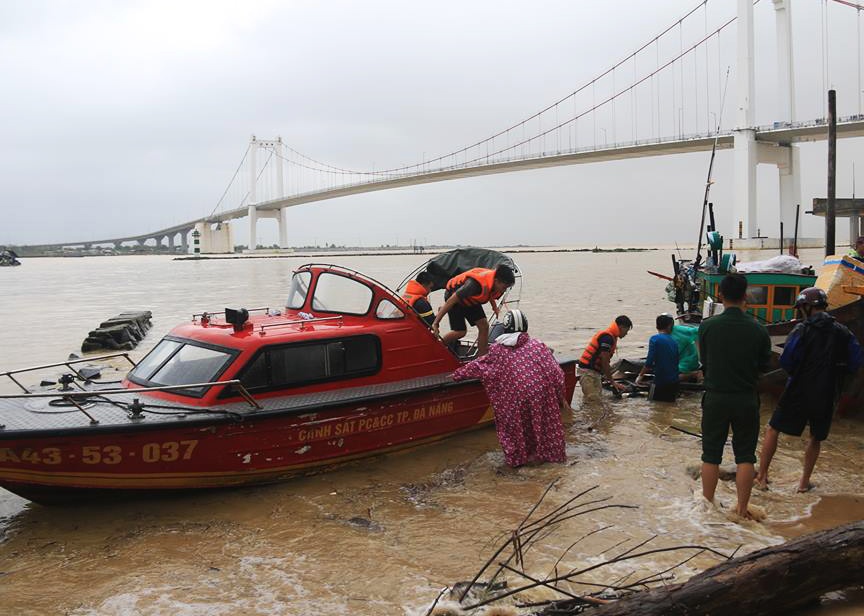 Tim thay thi the nam thanh nien nhay cau Thuan Phuoc cung ban hinh anh