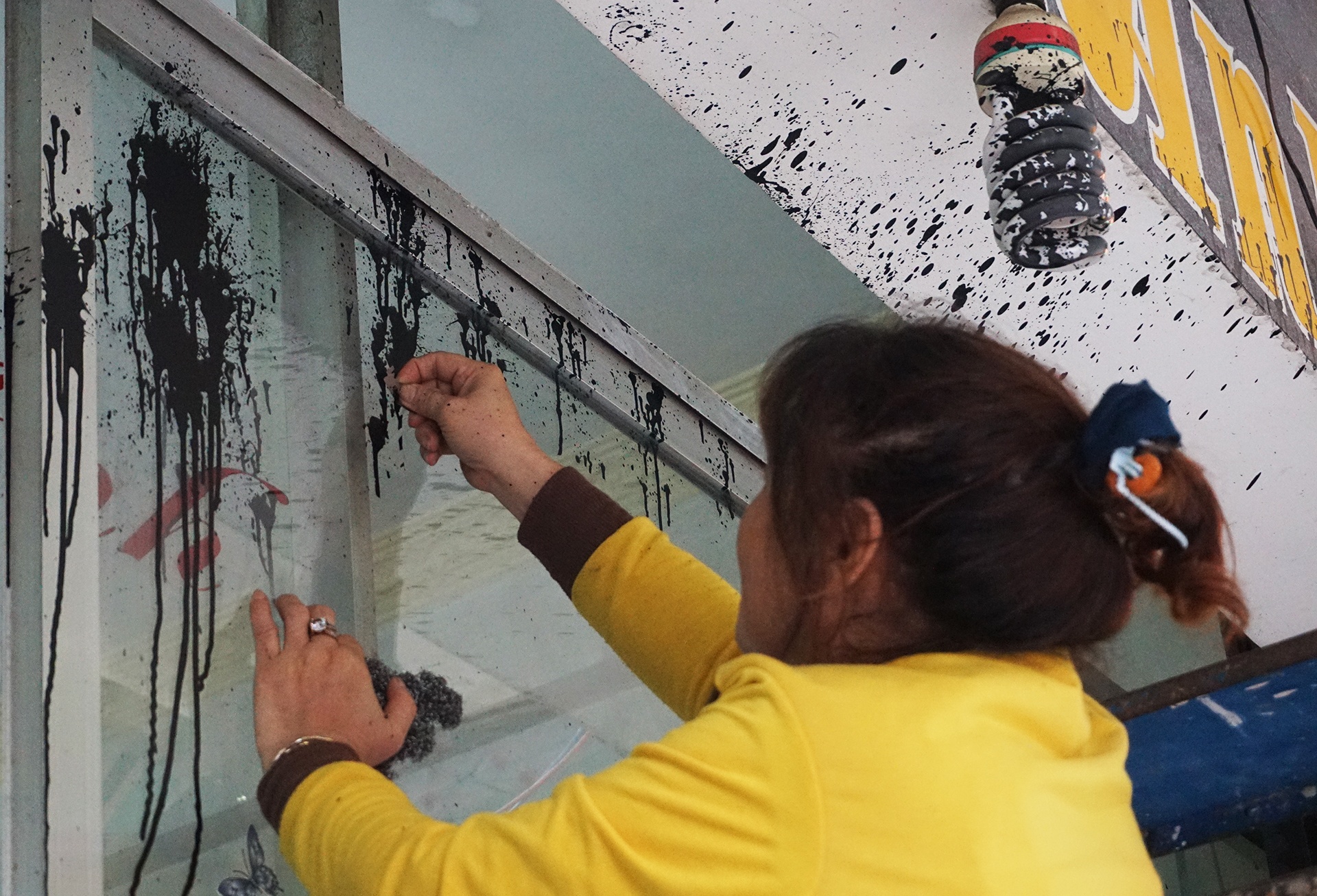 Ba nha dan o Da Nang bi 'khung bo' bang son va nhot ban hinh anh