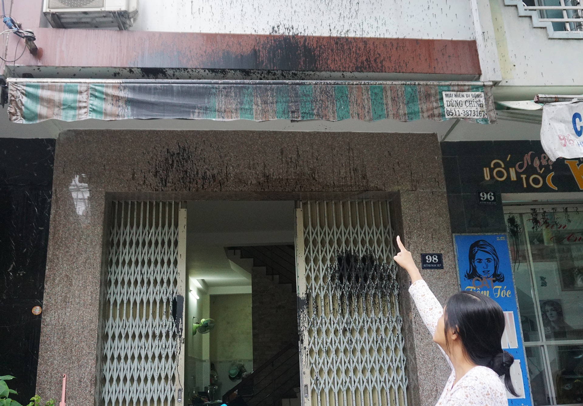 3 gia dinh bi ke xau dung son va nhot ban tat vao nha hinh anh