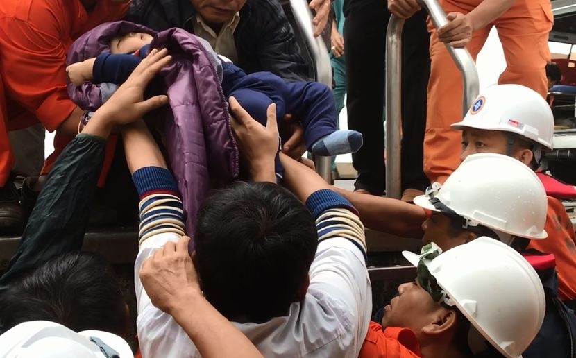 Tau SAR 274  cuu chau be 8 thang tuoi nguy kich tren dao hinh anh