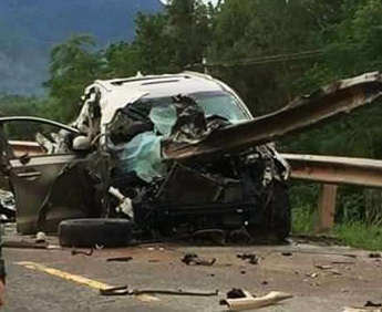 Oto tong vao taluy duong, 2 nguoi tu vong hinh anh