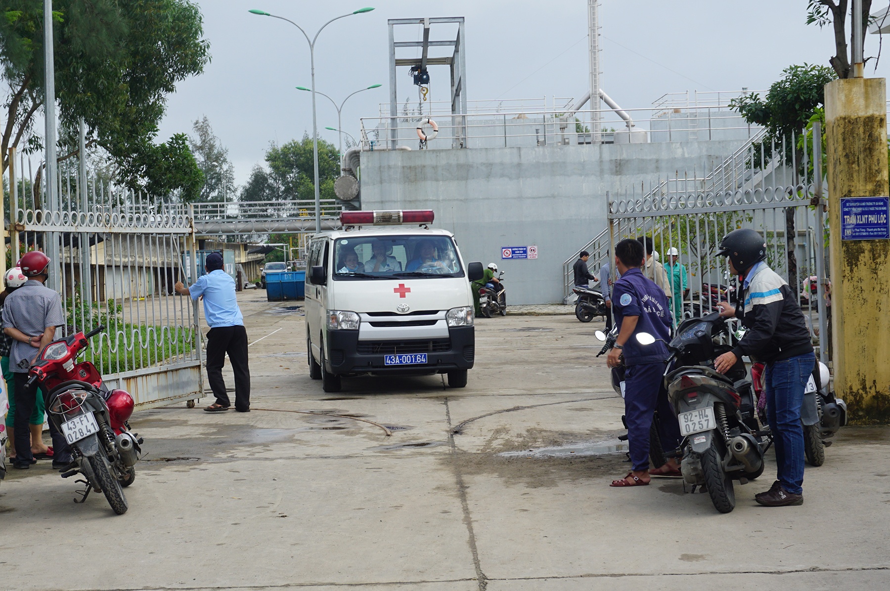 Thi the hai anh em ban banh tieu trong tram xu ly nuoc thai hinh anh