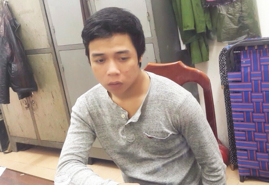 Nam thanh nien dung ma tau chem dut tay nhan vien quan karaoke hinh anh