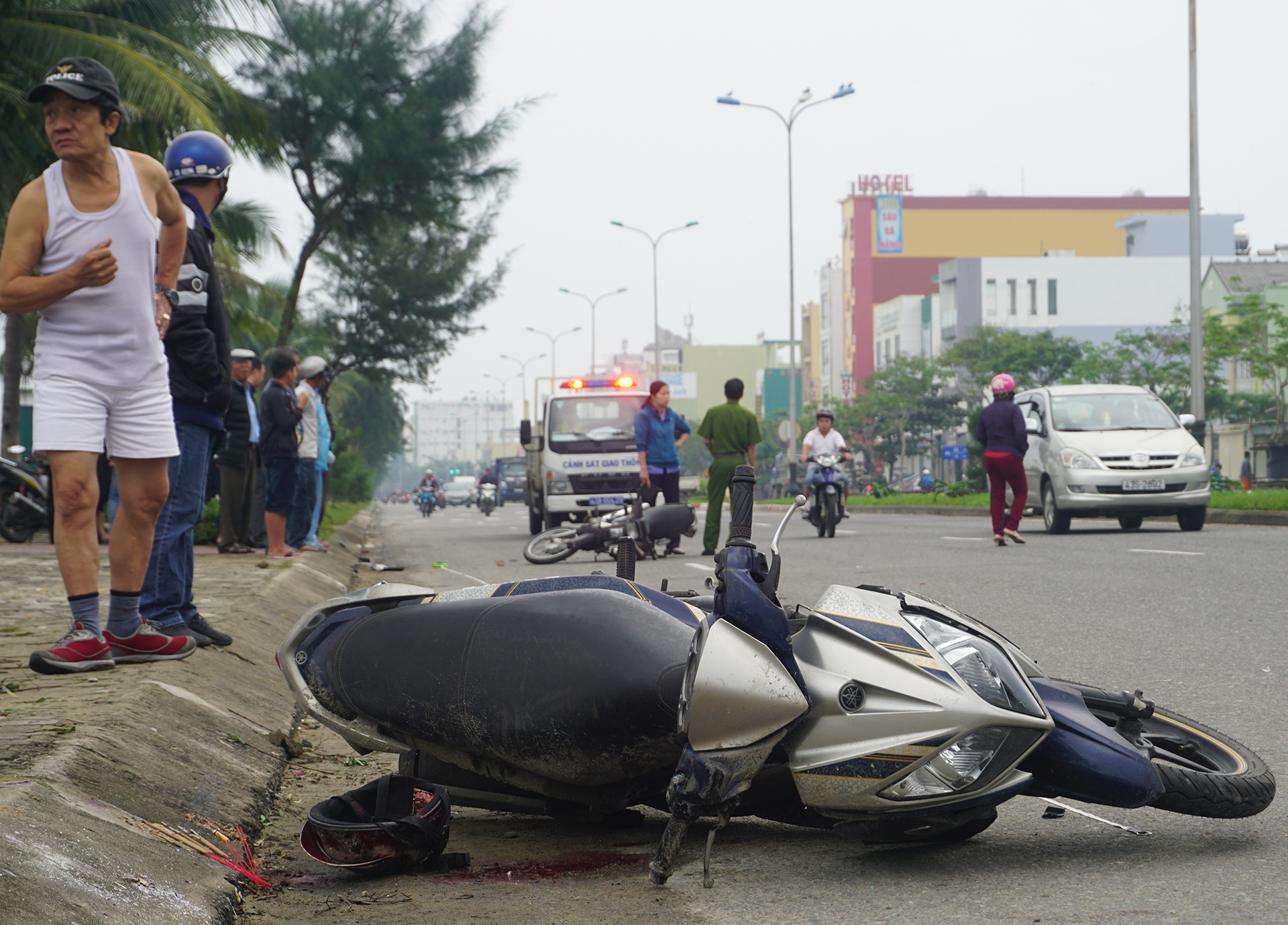 Goi vao dien thoai con trai, me nhan hung tin hinh anh