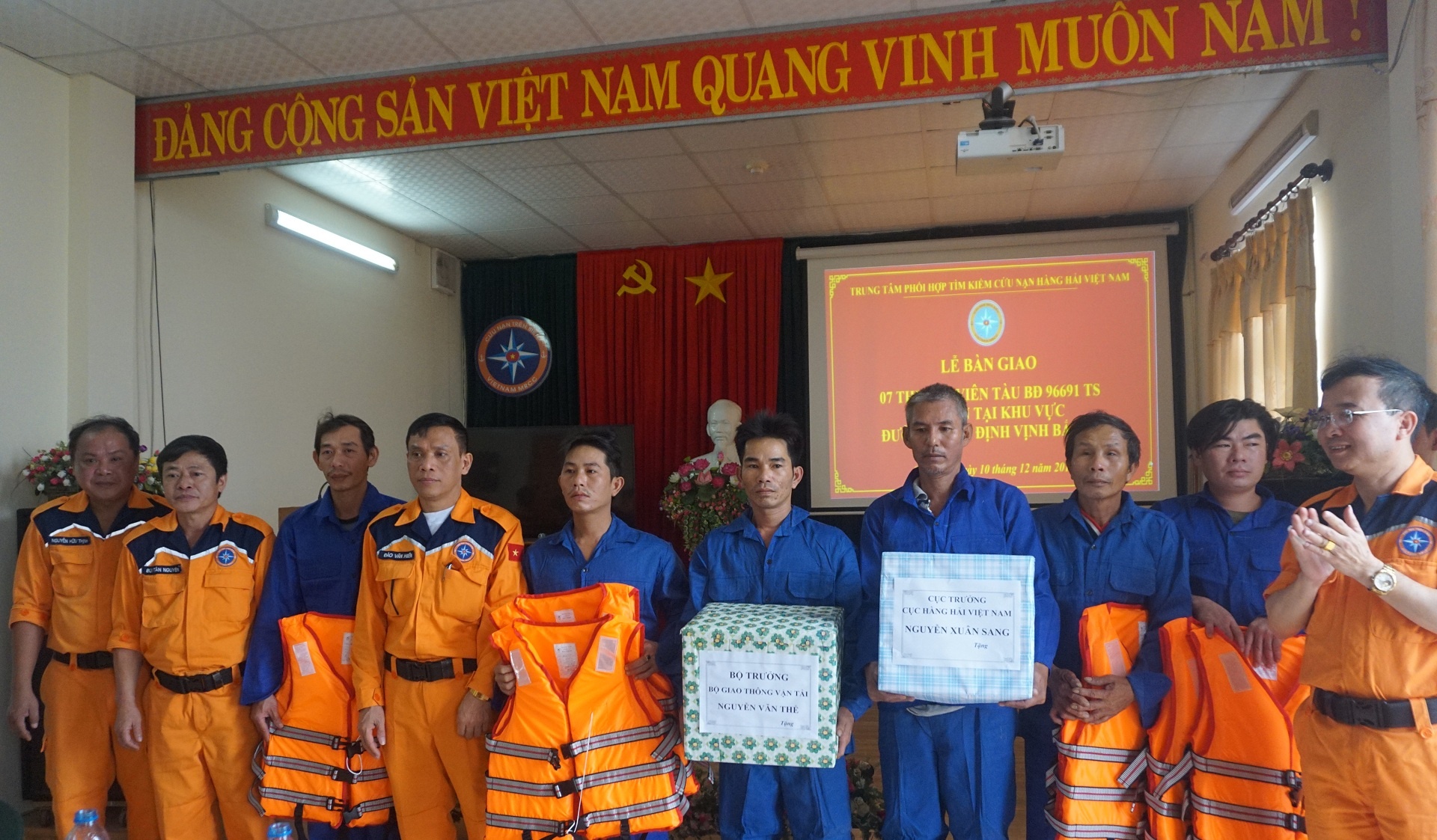 Vượt sống đưa ngư dân vào bờ ảnh 2 Vuot song dua ngu dan vao bo anh 2