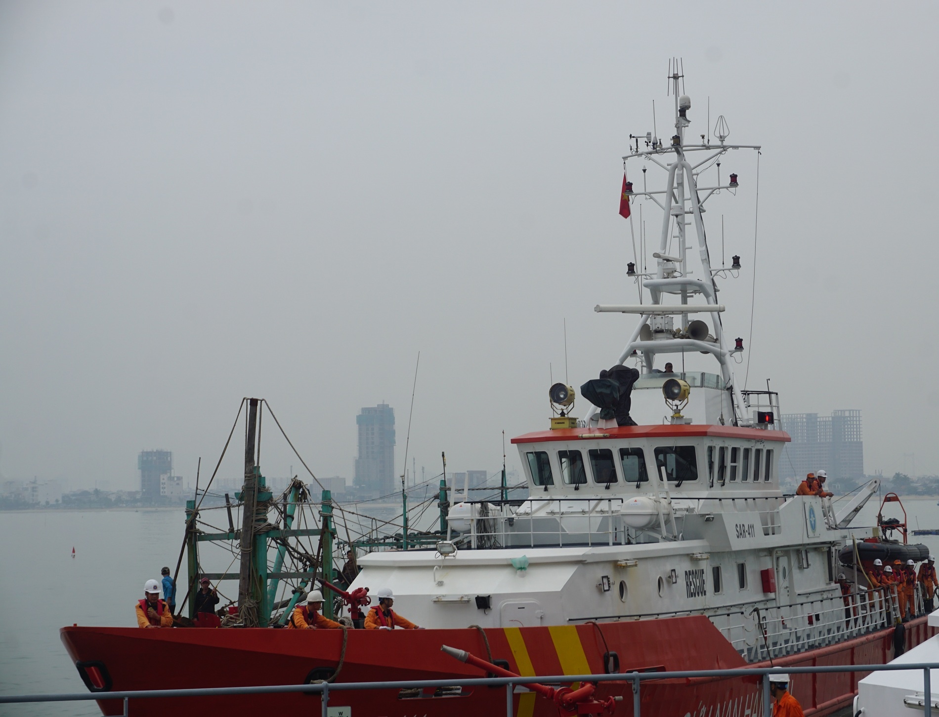 Cuu 7 ngu dan tren tau ca gap nan hinh anh