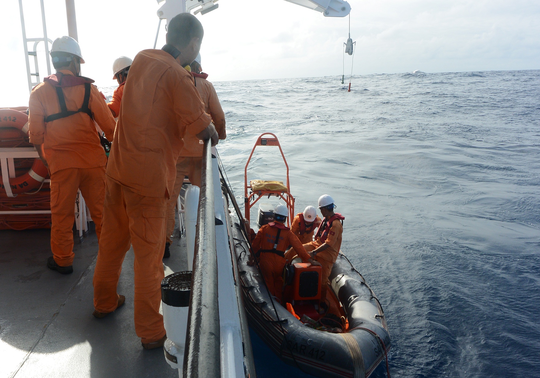 Cuu 7 ngu dan troi dat 3 hai ly tren bien khi tau bi chim hinh anh