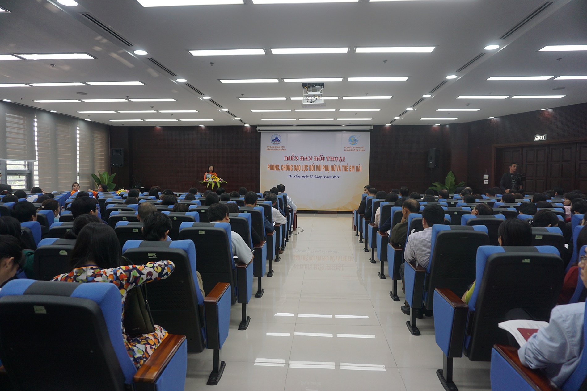 Chủ tịch đà nẵng đối thoại vấn đề bạo lực đối với phụ nữ ảnh 1 Chu tich da nang doi thoai van de bao luc doi voi phu nu anh 1