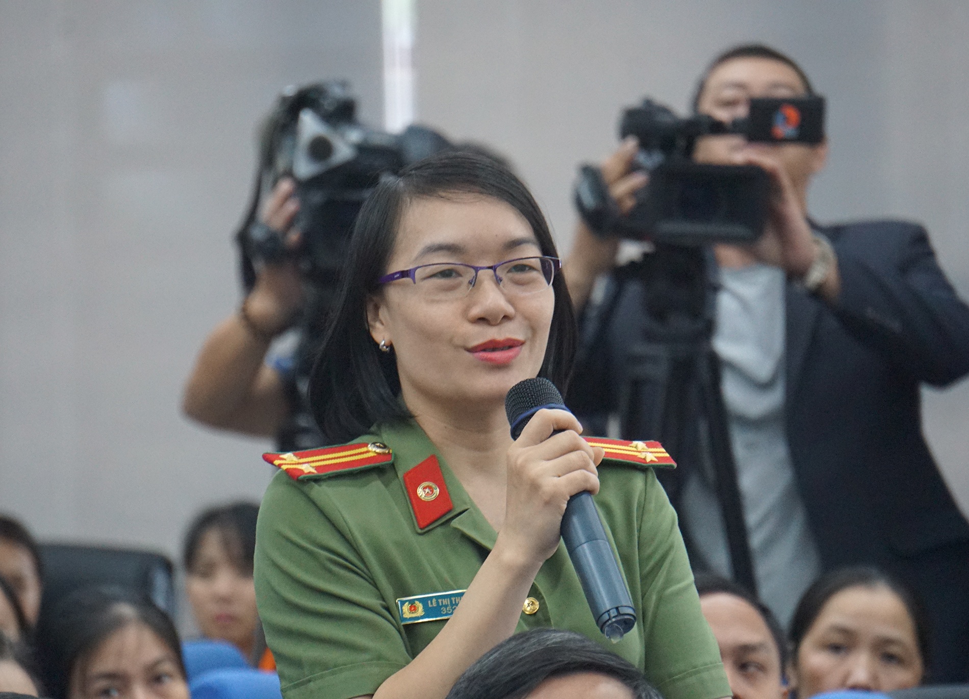 Chủ tịch đà nẵng đối thoại vấn đề bạo lực đối với phụ nữ ảnh 2 Chu tich da nang doi thoai van de bao luc doi voi phu nu anh 2