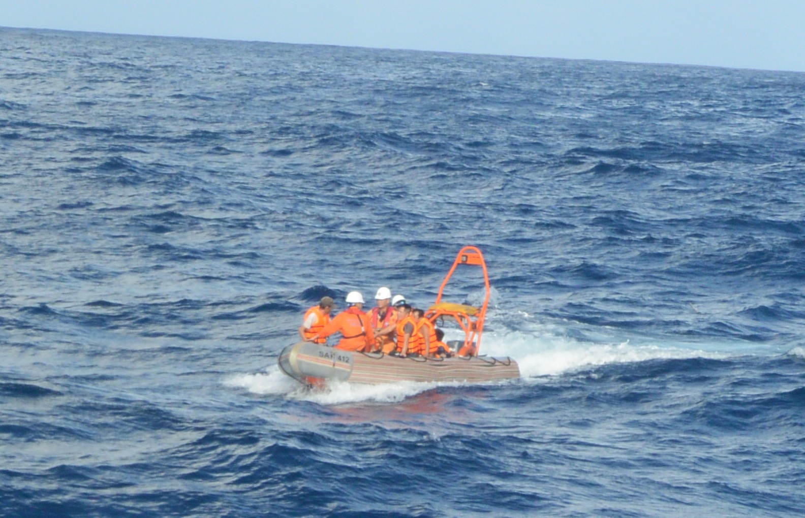Tau SAR 412 cuu 7 ngu dan troi tren bien nhieu gio hinh anh