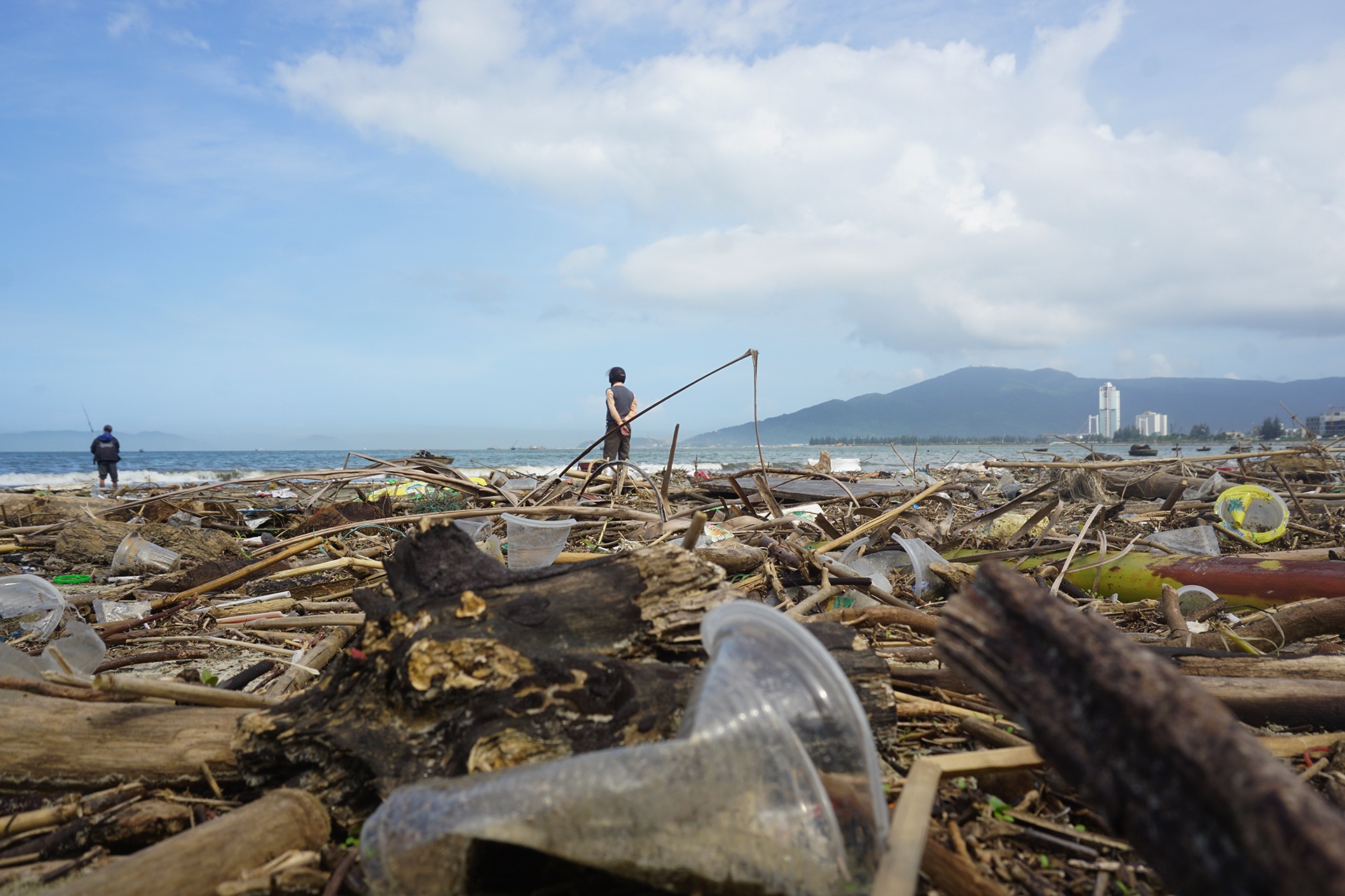 Rác ngập bãi biển đà nẵng ảnh 7 Rac ngap bai bien da nang anh 7