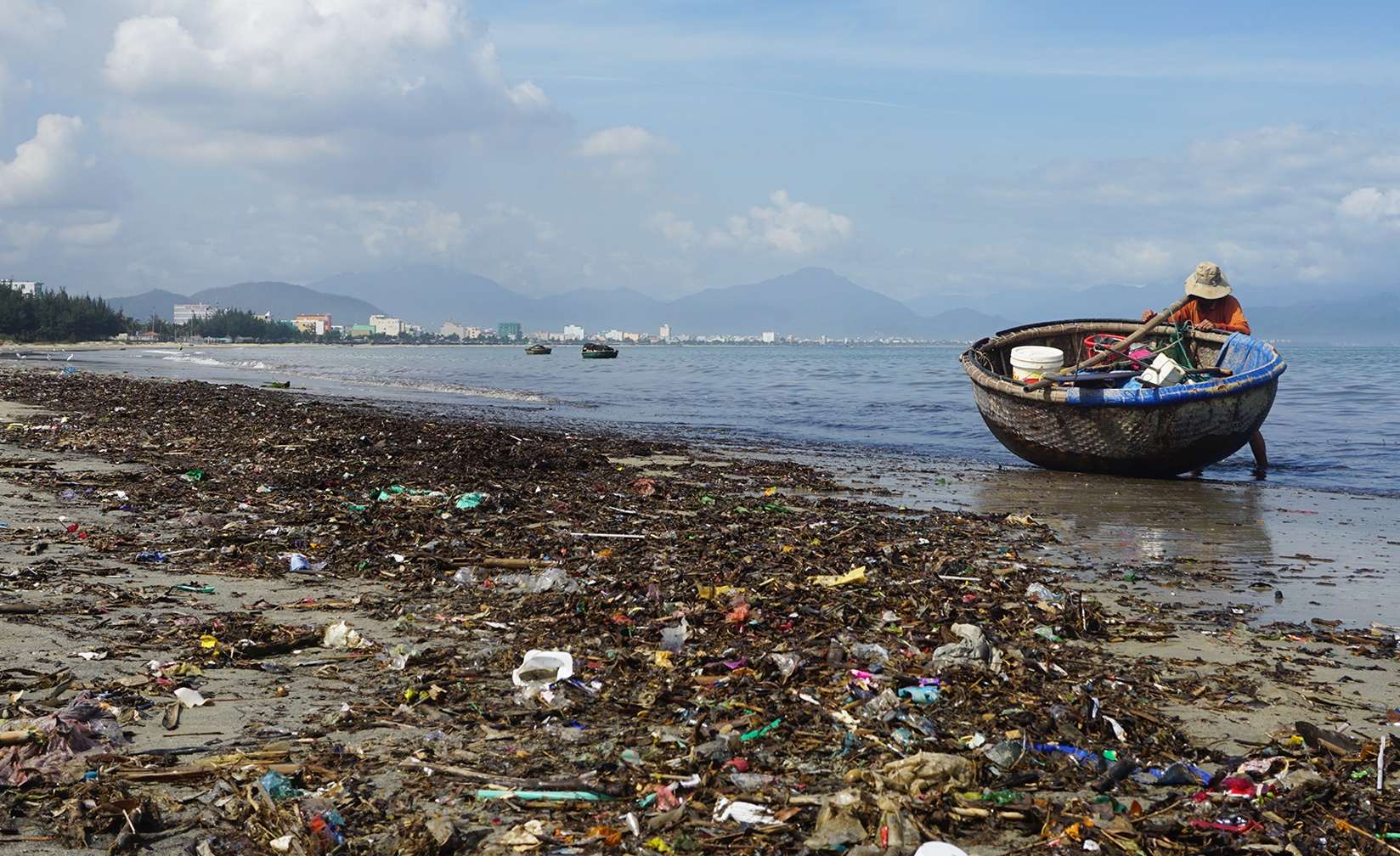 Gan 5 km bo bien Da Nang ngap trong rac hinh anh