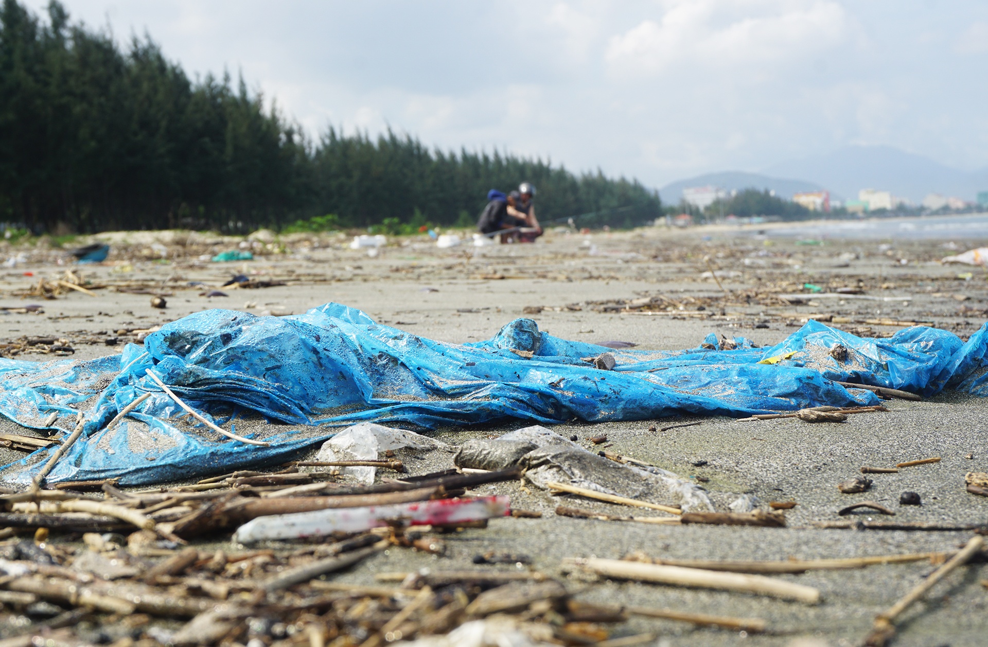 Rác ngập bãi biển đà nẵng ảnh 5 Rac ngap bai bien da nang anh 5