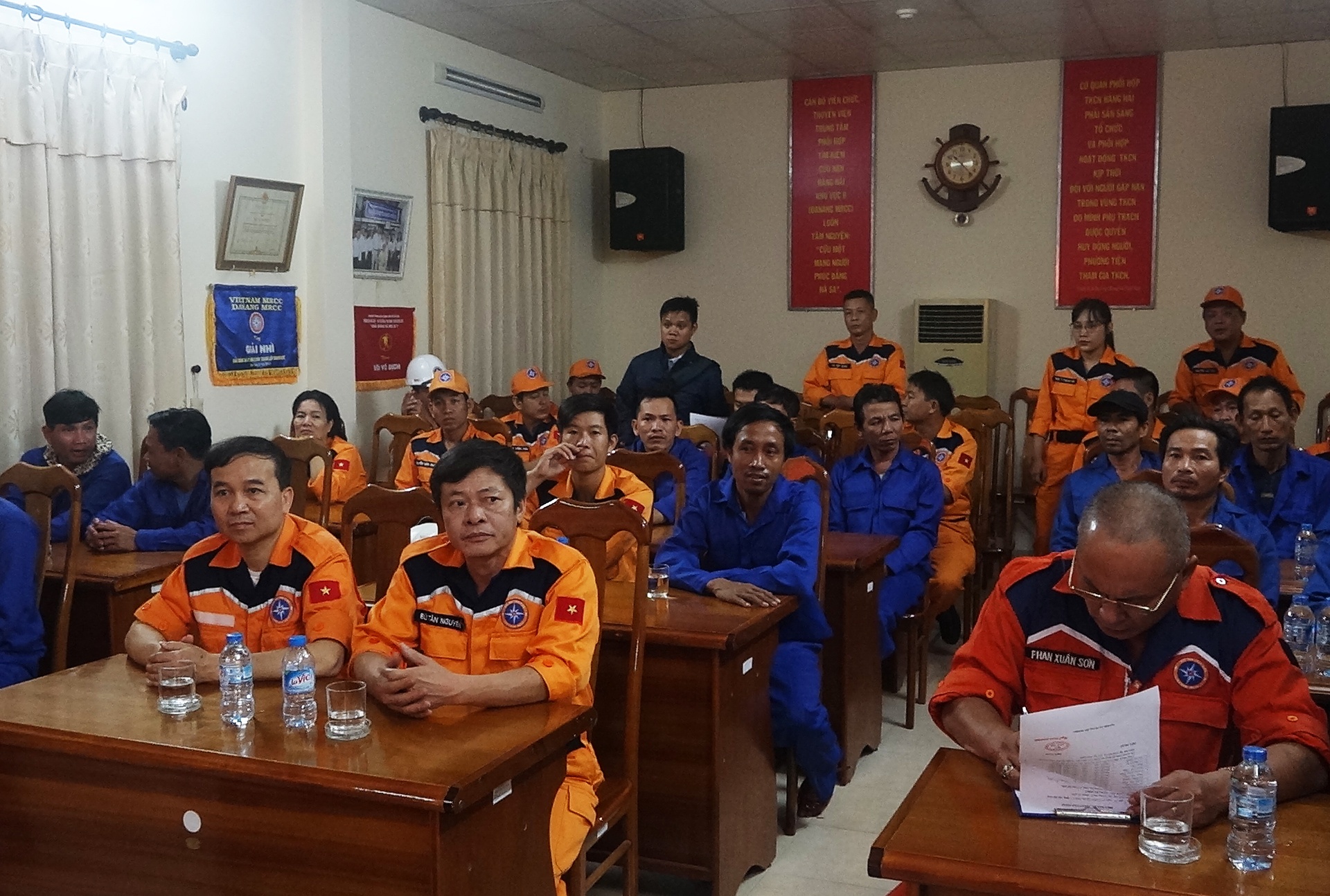 8 gio vuot song dua 13 ngu dan gap nan ve dat lien an toan hinh anh