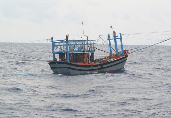 Vuot 60 hai ly cuu 13 ngu dan gap nan tren bien hinh anh