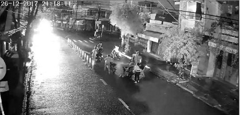 Nhom con do hanh hung nguoi di duong o Da Nang hinh anh