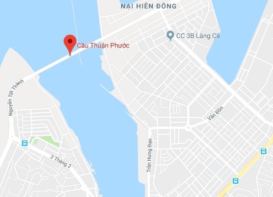 Nguoi dan ong treo co tren cau o Da Nang anh 2