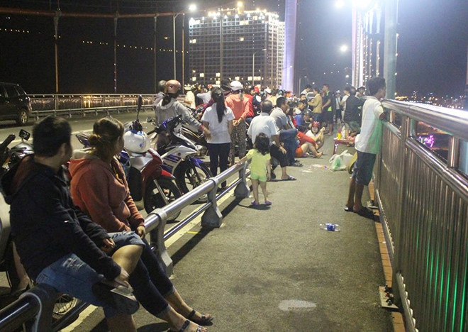 Nguoi dan ong 50 tuoi tu vong trong tu the treo co o cau Thuan Phuoc hinh anh