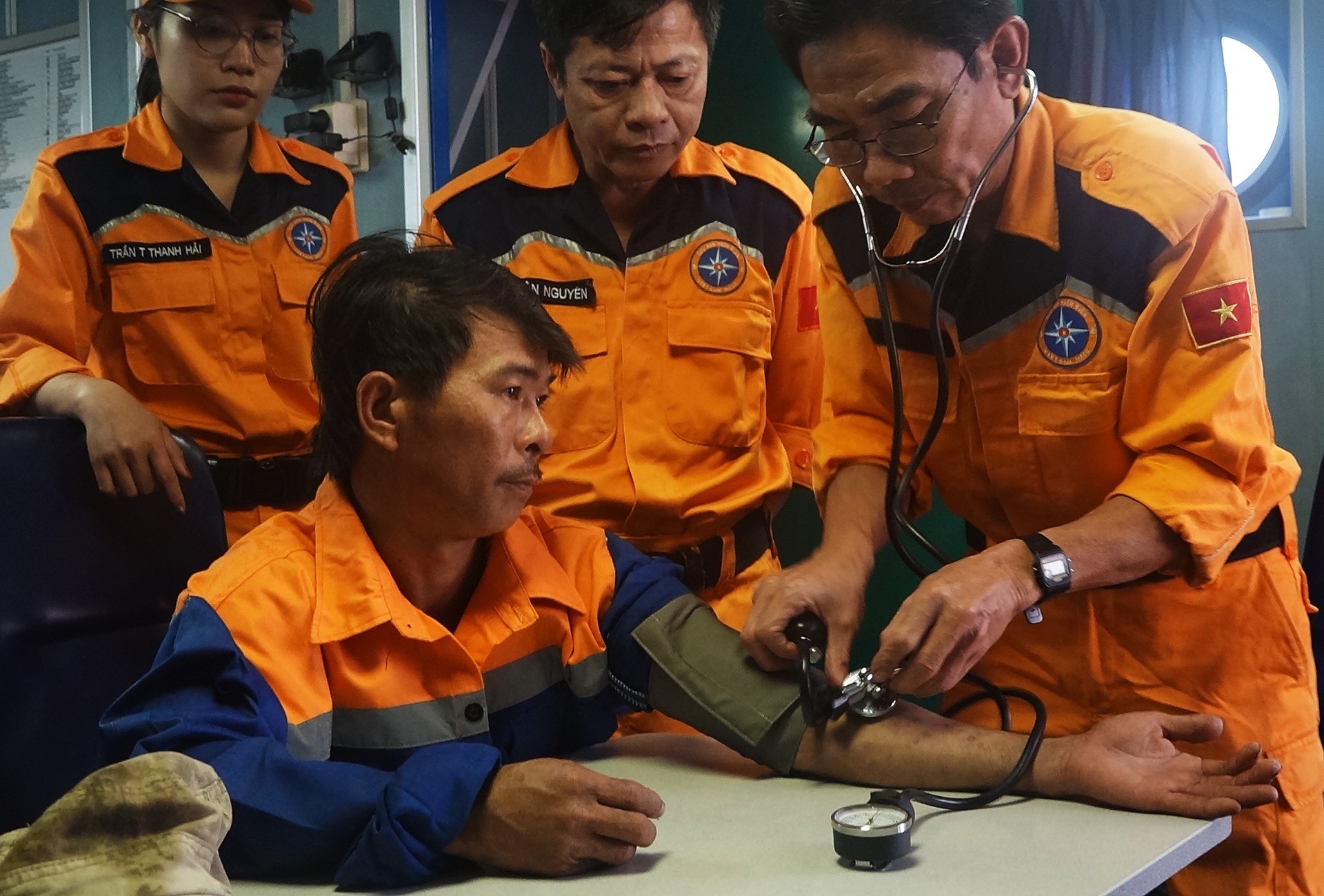 Cứu 4 thuyền viên gặp nạn  ảnh 2 Cuu 4 thuyen vien gap nan anh 2