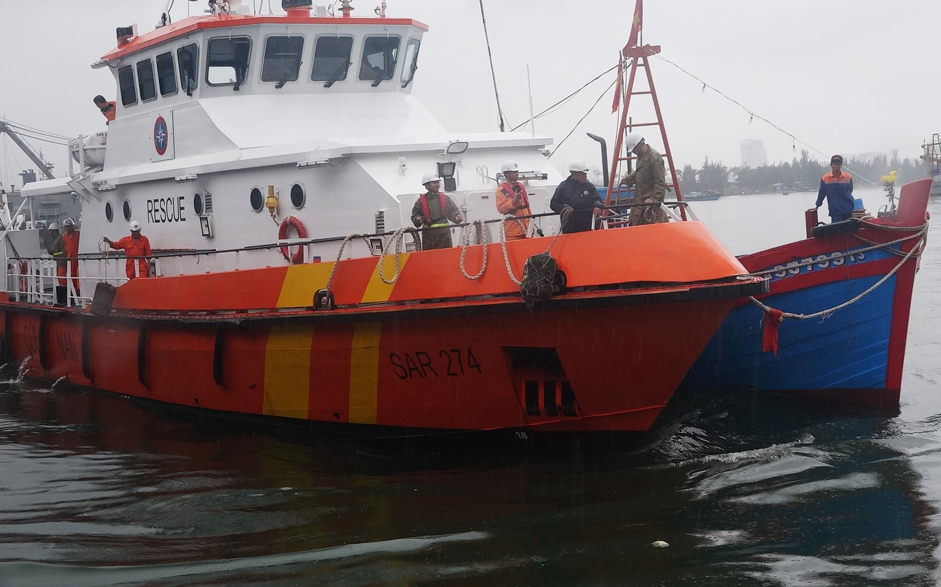 Lai dat tau ca cung 4 thuyen vien gap nan tren bien hinh anh