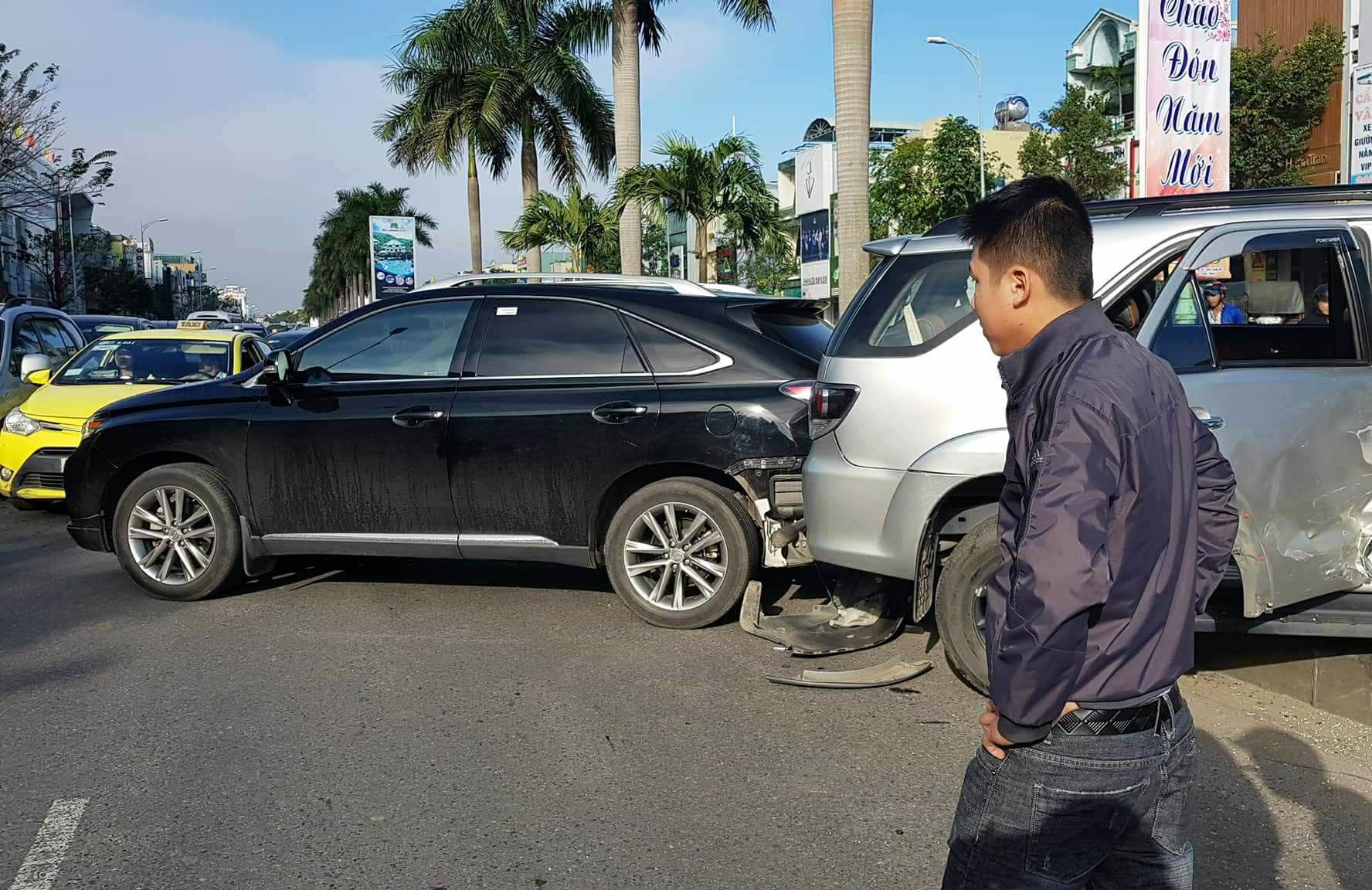 Tong truc dien vao 2 oto gap nan, mot nguoi nguy kich hinh anh