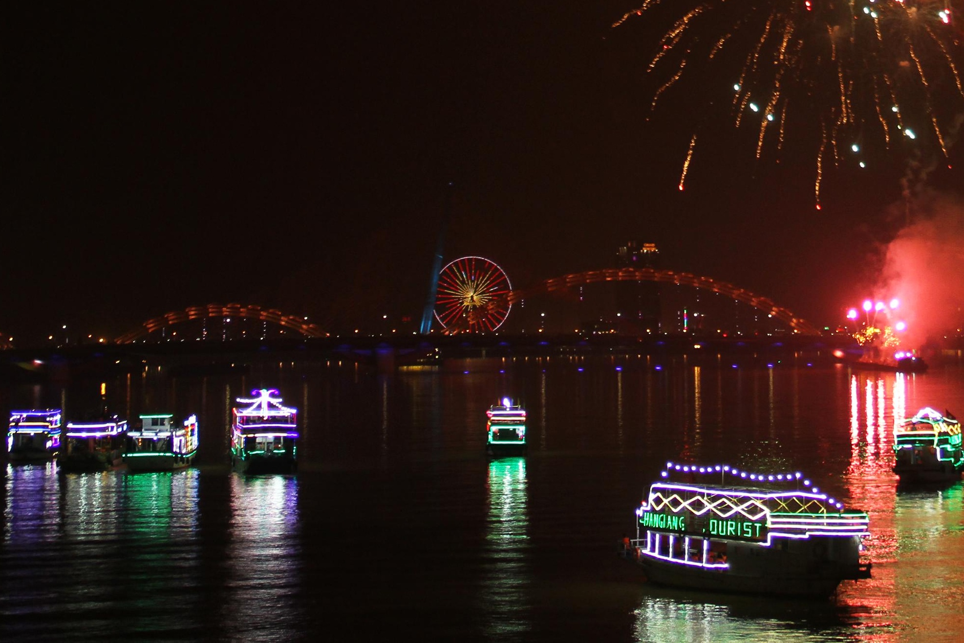 Chấm dứt tàu du lịch dưới 50 người ảnh 1 Cham dut tau du lich duoi 50 nguoi anh 1