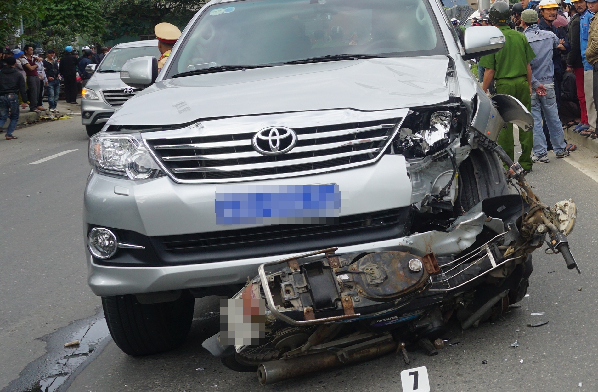 Nguoi dan ong bi oto bien xanh tong tu vong vi di nguoc chieu hinh anh