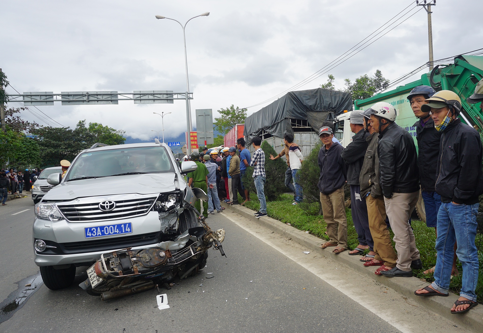 Nguoi dan ong bi xe bien xanh tong tu vong tai cho hinh anh