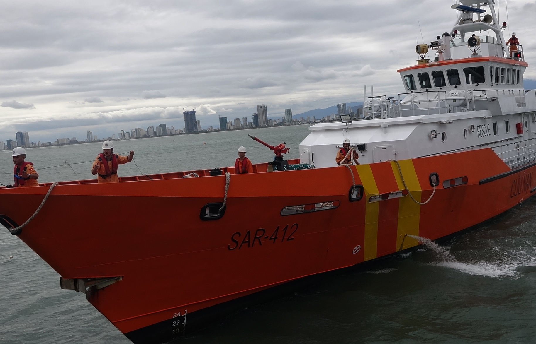 cuu ngu dan gap nan tren bien anh 1