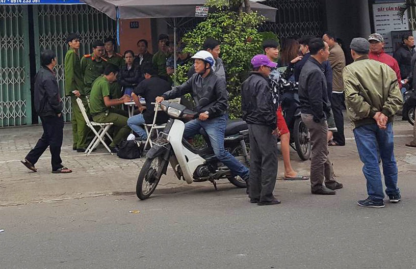 Nguoi dan ong 49 tuoi chet trong tu the treo co o cua hang dien lanh hinh anh