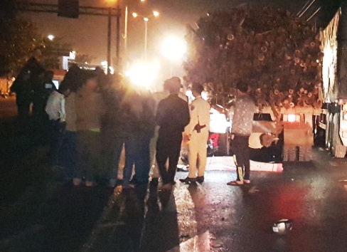 Tong vao duoi xe tai cho go, 2 nguoi thuong vong hinh anh