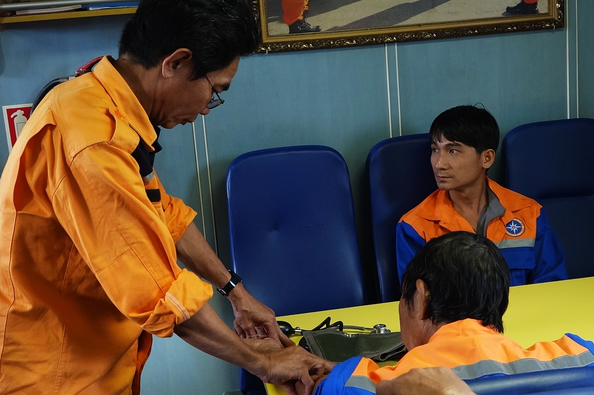 cứu 11 thuyền viên gặp nạn ảnh 2 cuu 11 thuyen vien gap nan anh 2