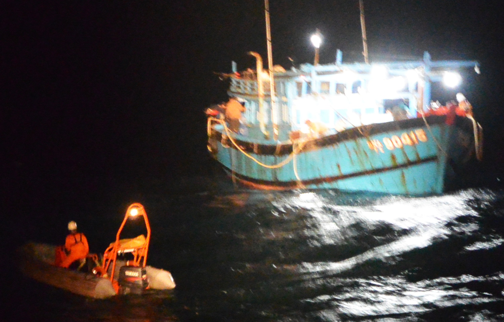 Cuu 11 ngu dan gap nan tren bien hinh anh