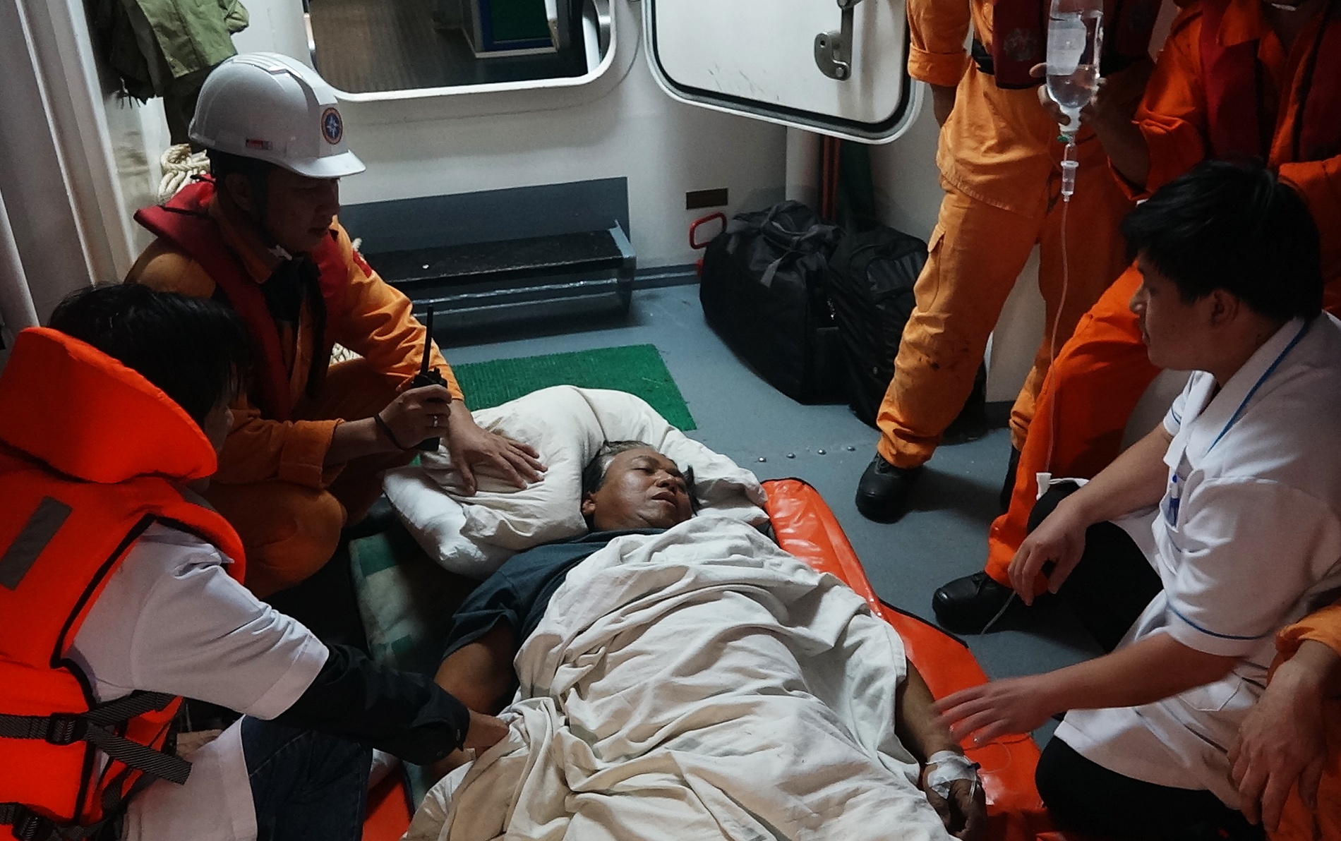 Cuu thuyen vien Philippines bi dot quy tren bien hinh anh