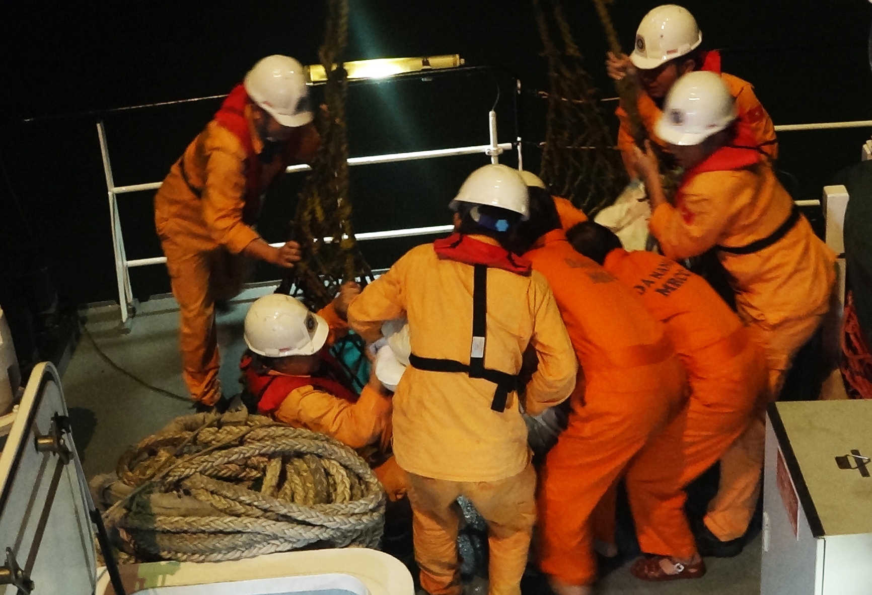 Vuot bien trong dem cuu thuyen vien nuoc ngoai gap nan tren bien hinh anh