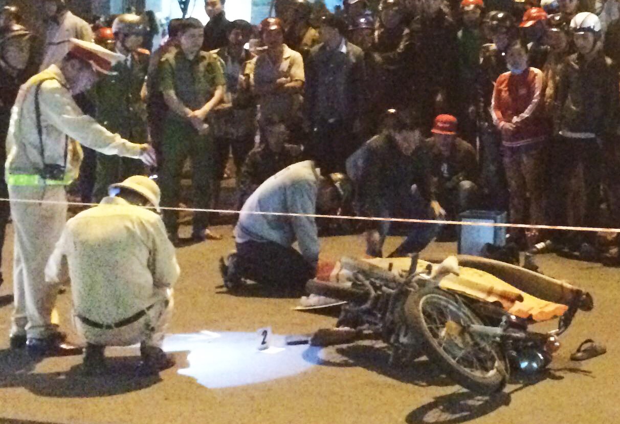 Nam thanh nien tu vong sau va cham voi xe tai chay cung chieu hinh anh