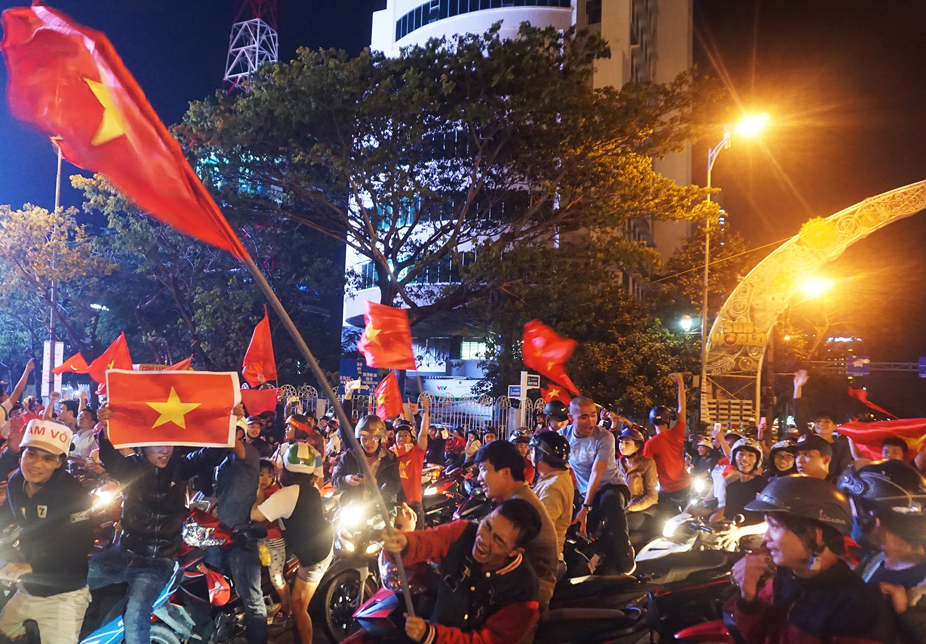 Nguoi dan Da Nang do ra duong mung chien thang cua U23 Viet Nam hinh anh