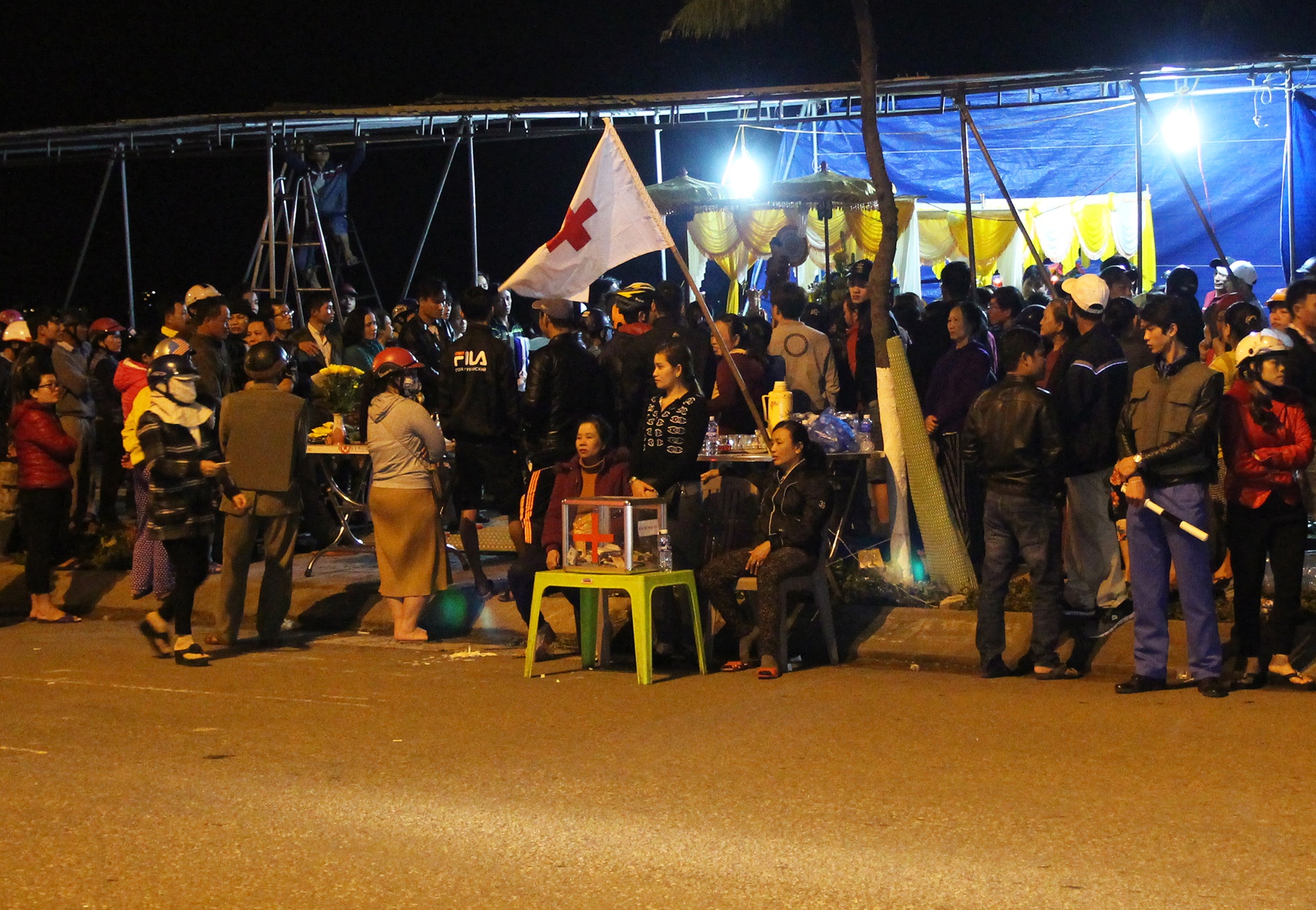 Tim thay thi the nam thanh nien mat tich cung cha tren bien 12 ngay hinh anh