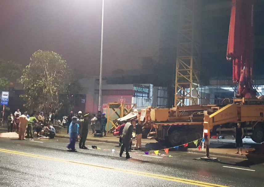 9X thiet mang sau khi lao vao xe bom hut be tong hinh anh