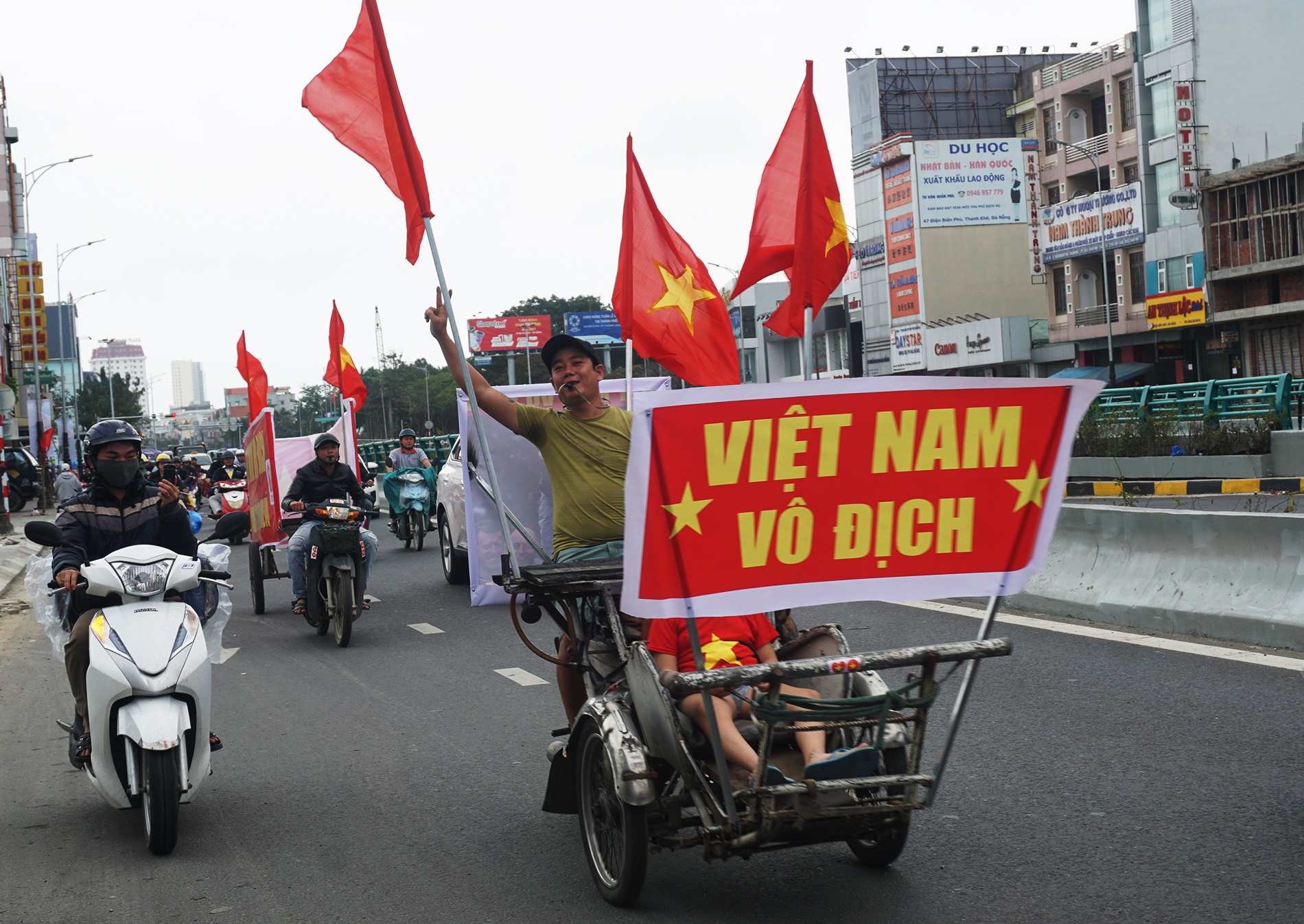 Nguoi dan Da Nang chay xich lo co vu U23 Viet Nam hinh anh