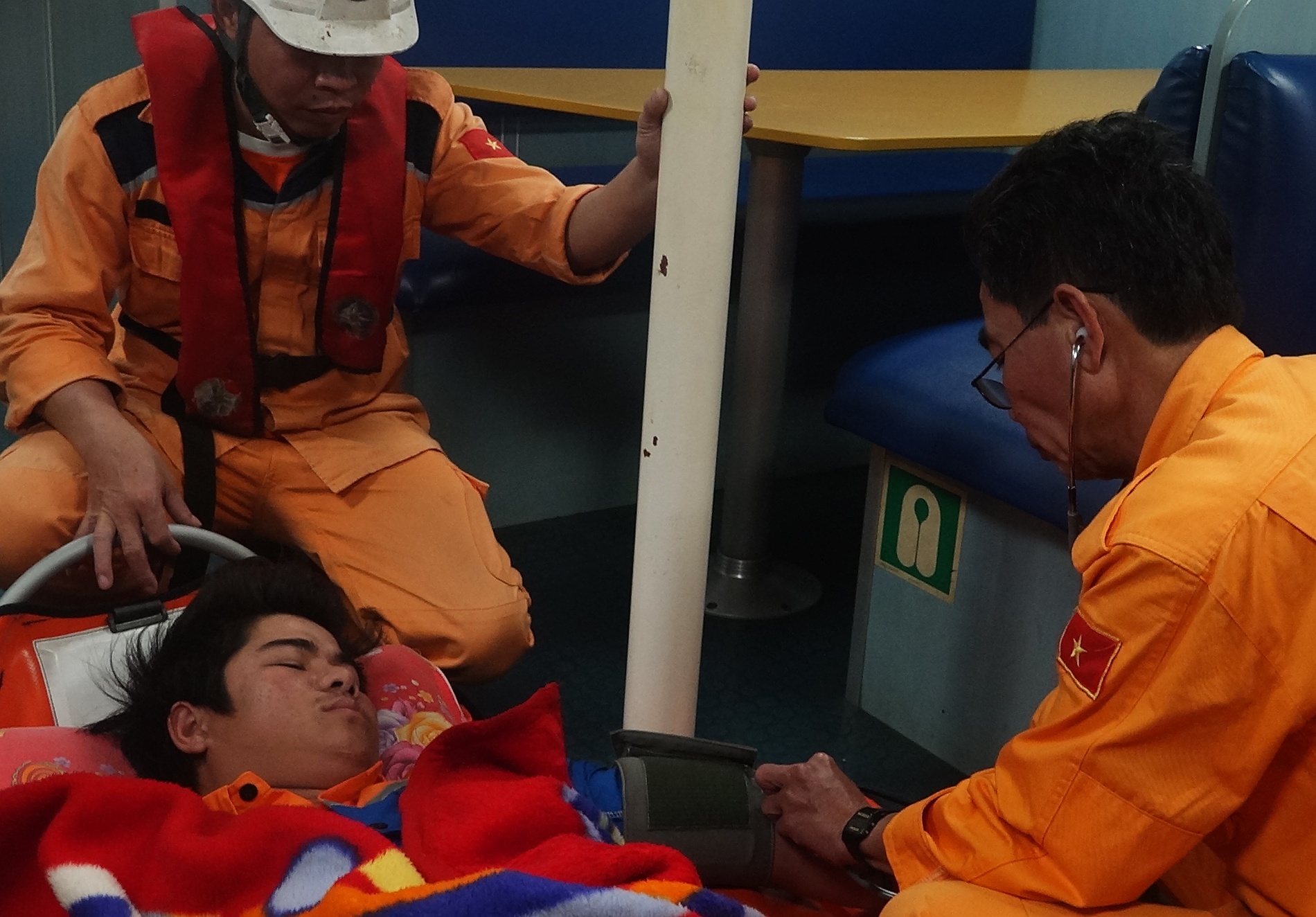 Vuot song lon dua ngu dan gap nan tren bien ve dat lien hinh anh