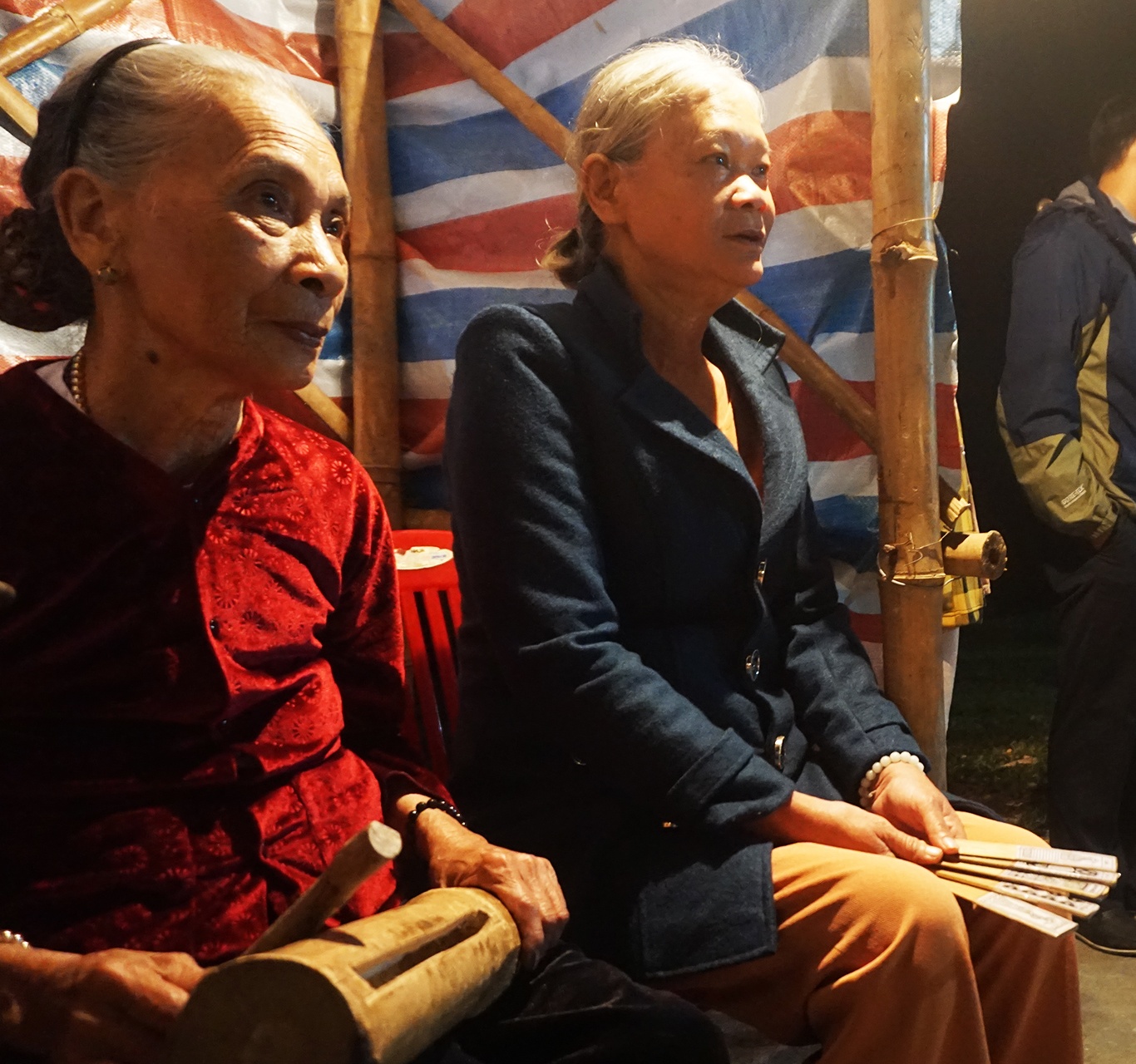 Nguoi gia ngoi hang gio tham gia le hoi Bai Choi dip Tet hinh anh