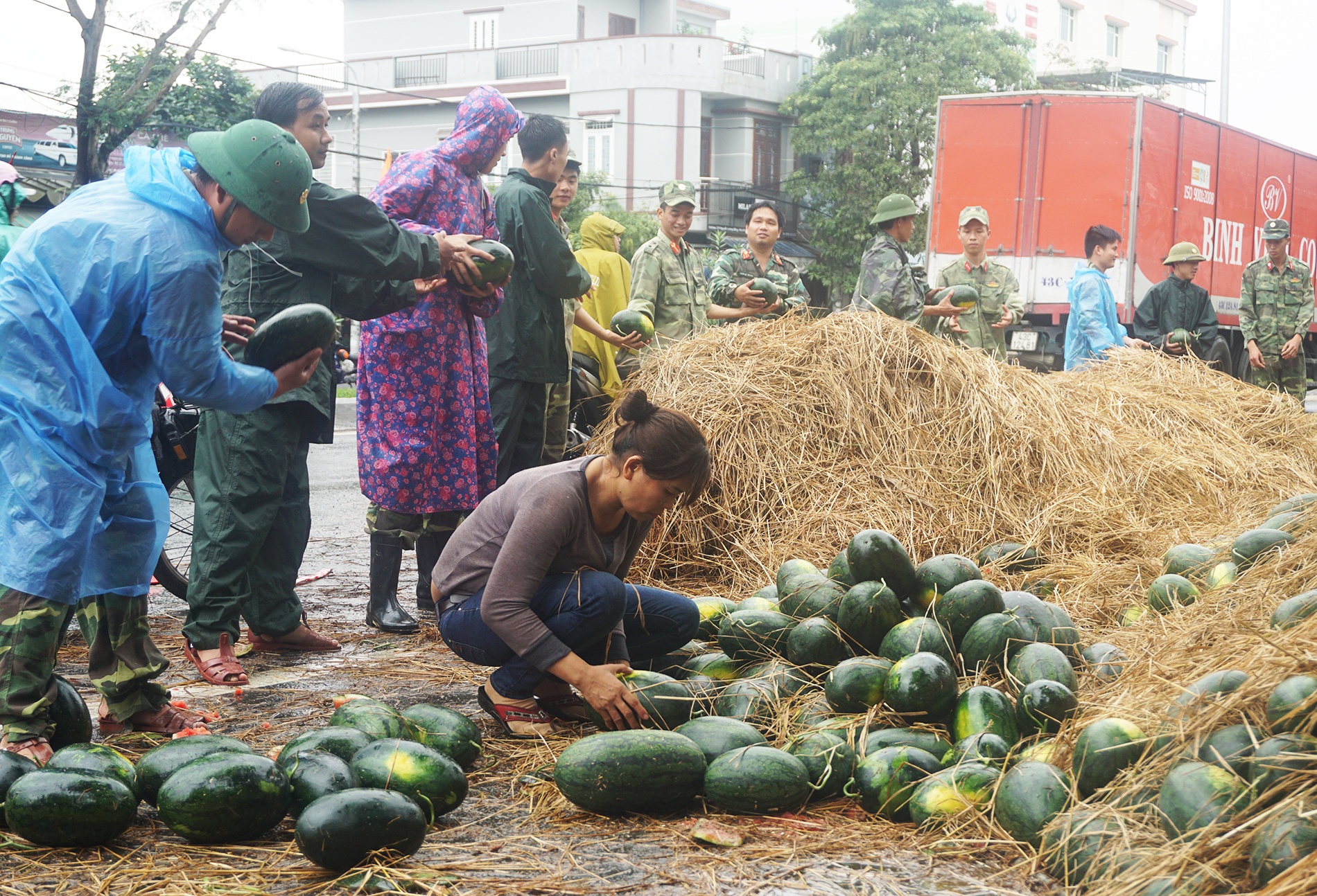 Xe tải chở dưa lật ở Đà Nẵng ảnh 2 Xe tai cho dua lat o Da Nang anh 2