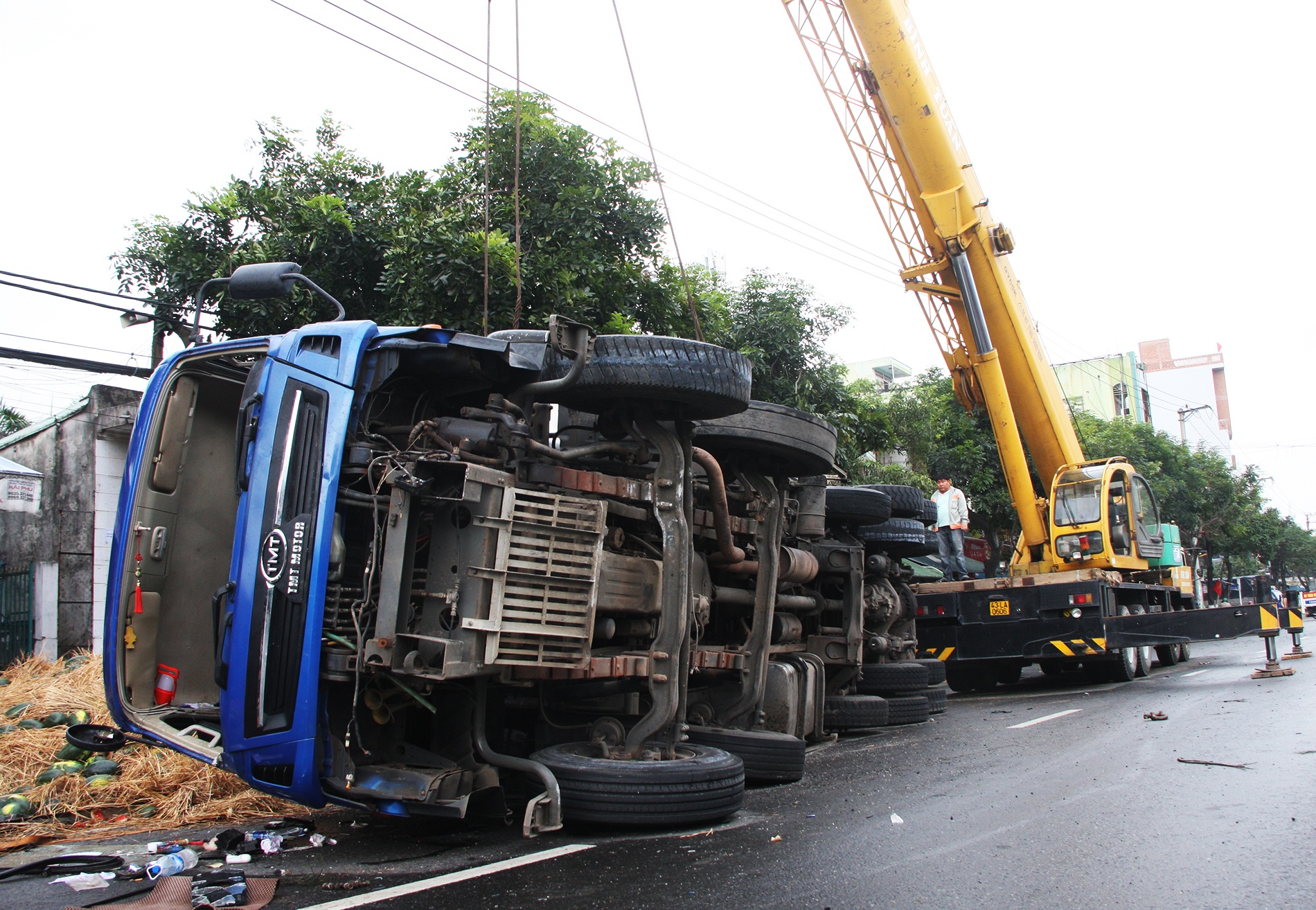 Oto tai cho hon 20 tan dua lat xuong duong, khong mat mot qua hinh anh
