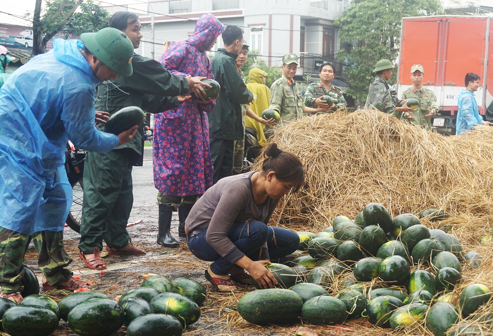 Nguoi dan Da Nang giup tai xe gom hon 20 tan dua hau sau tai nan hinh anh