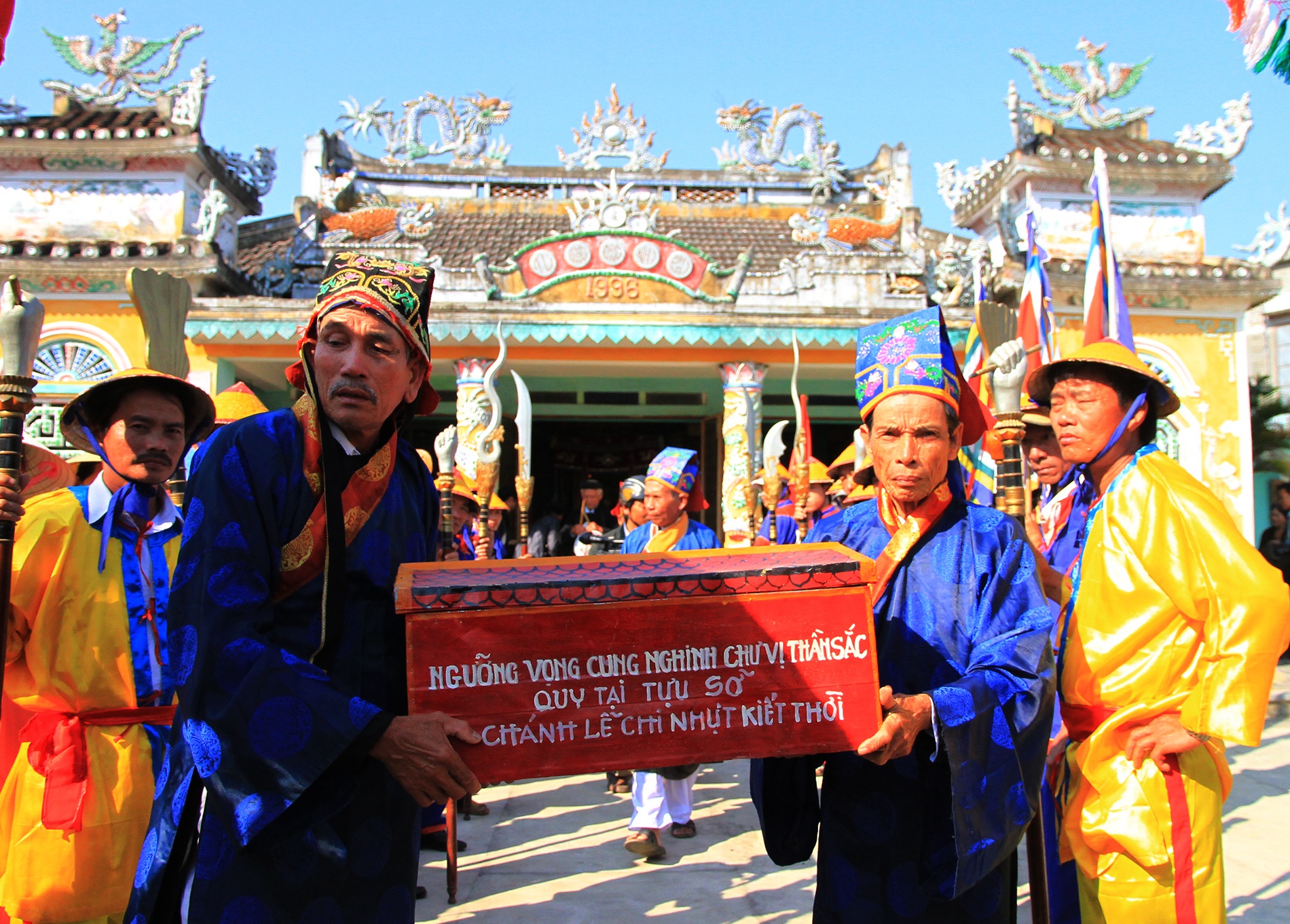 Ruoc sac phong o ngoi lang co hon 500 tuoi hinh anh